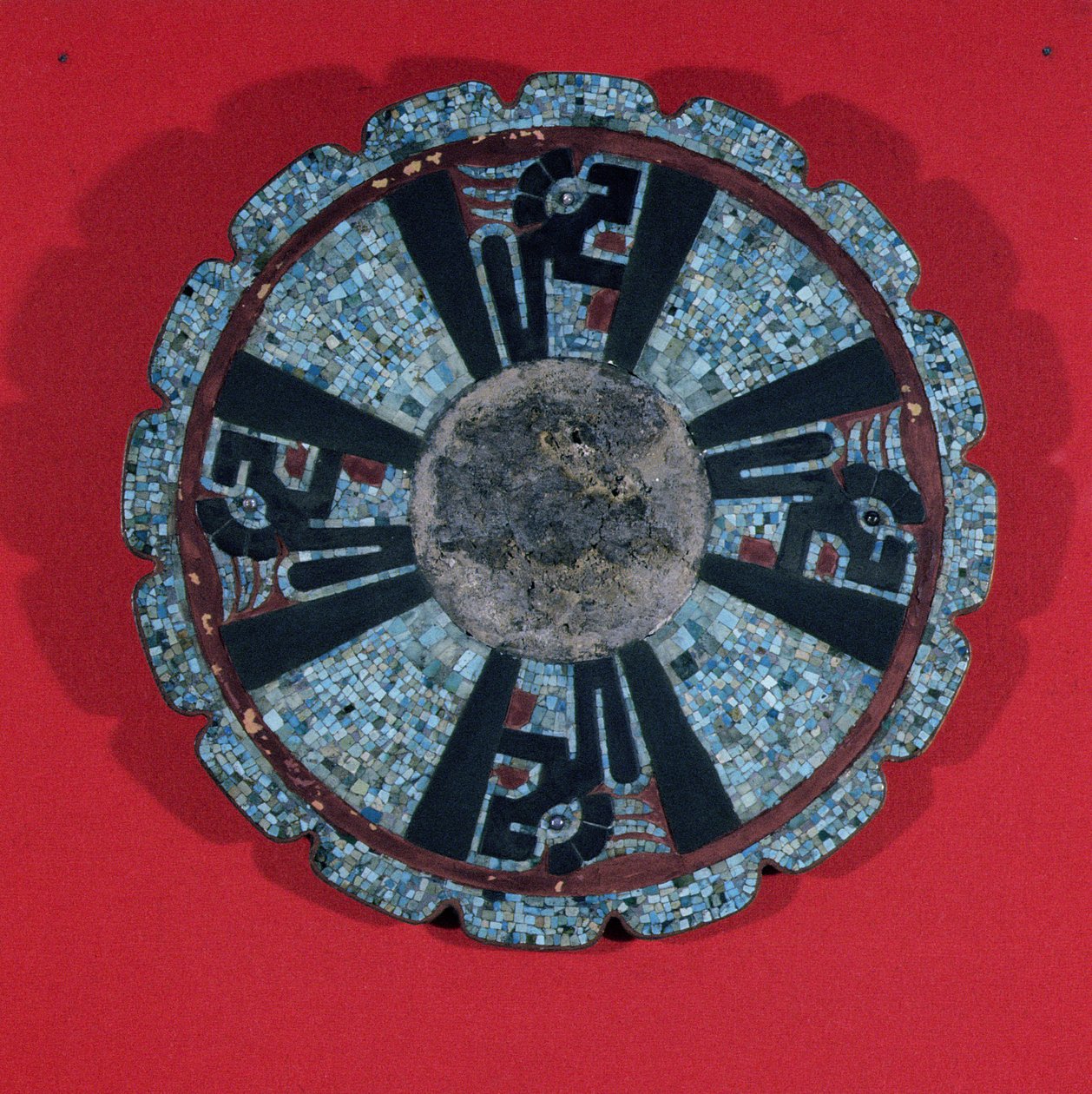 Gioiello che rappresenta uno scudo trovato nel Cenote di Chichen Itza, Yucatan, Messico, Periodo Postclassico Antico (900-1000 d.C.) da Mayan