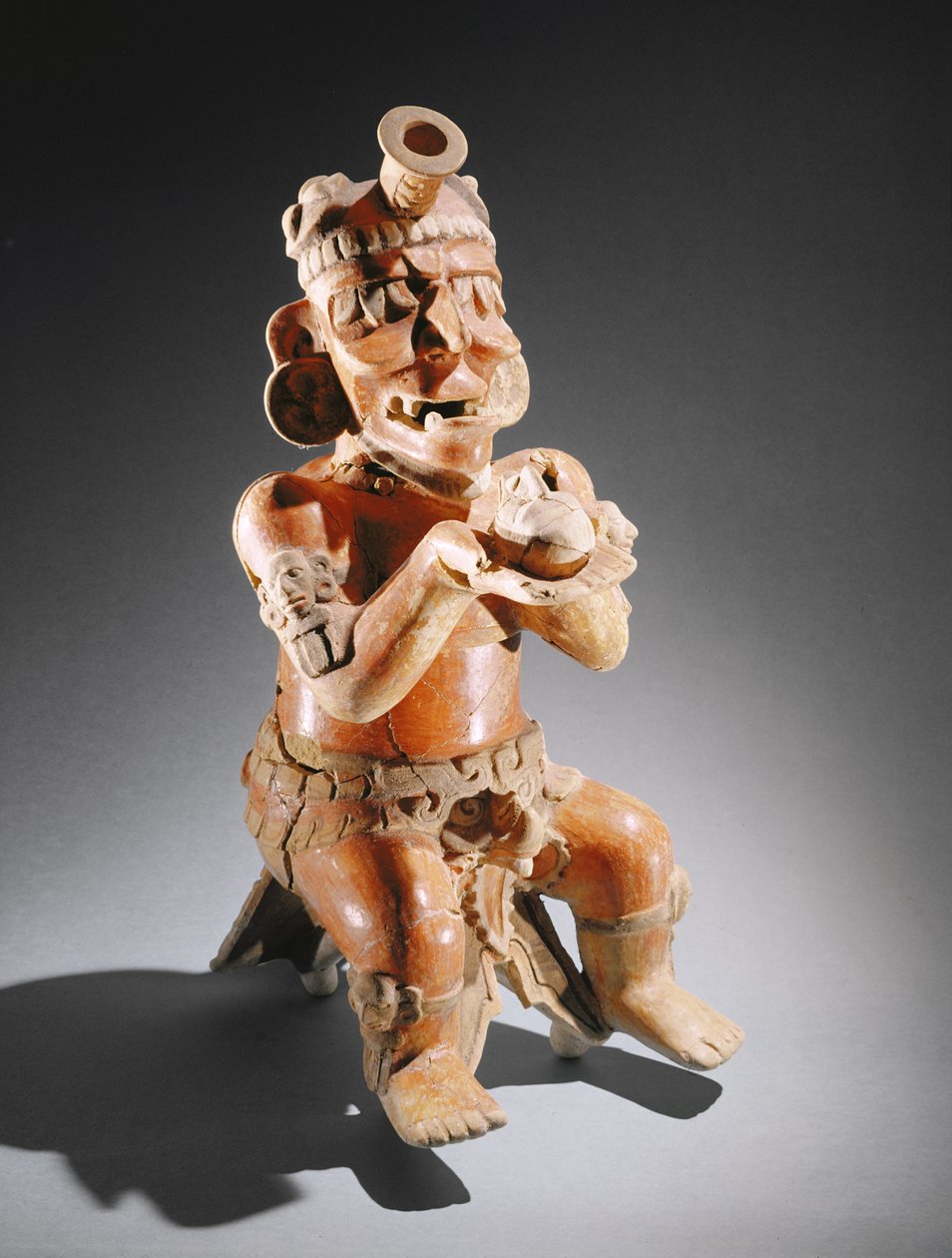 Vaso effigie policromo a due parti, forse un incensiere, da una tomba sotto un edificio Maya del Primo Classico a Tikal da Mayan