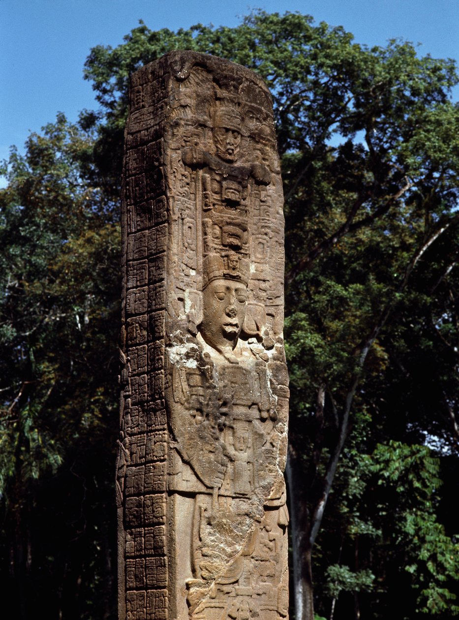 (dettaglio) della stele E sulla grande piazza da Mayan