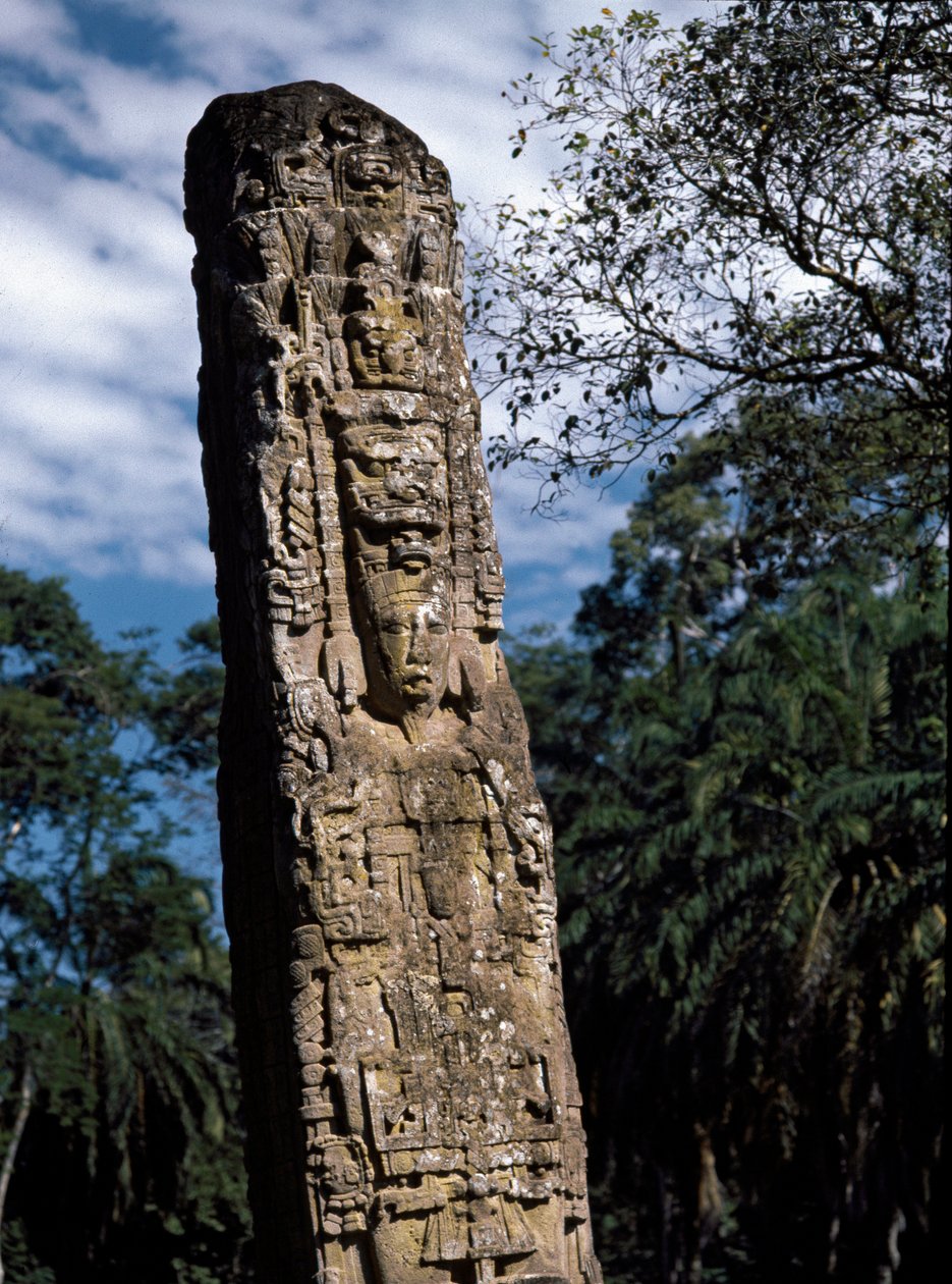 Dettaglio della stele F sulla grande piazza da Mayan