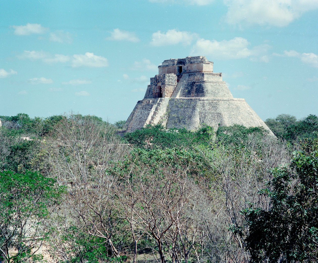 Civiltà precolombiana: veduta del tempio superiore sul sito di Uxmal, antica capitale Maya da Mayan