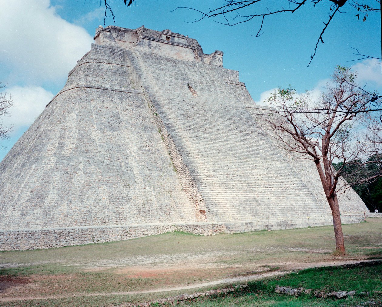 Civiltà precolombiana: vista del tempio superiore sul sito di Uxmal, antica capitale Maya, stile Puuc. Nord Yucatan 600-900 d.C. Messico da Mayan