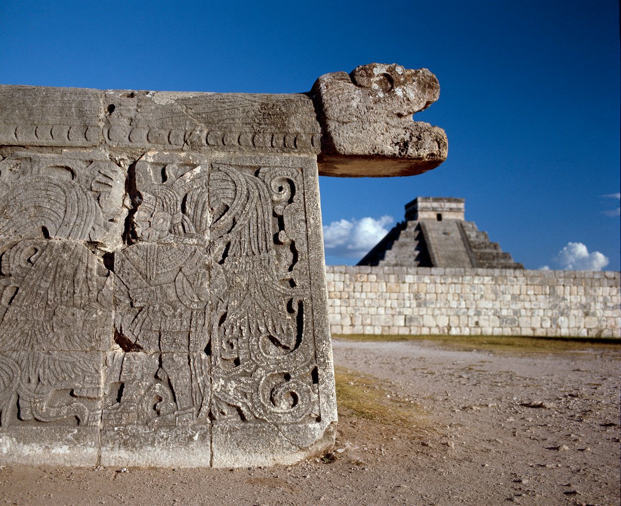 Il grande campo da gioco e sullo sfondo il castillo, 750-1200 da Mayan