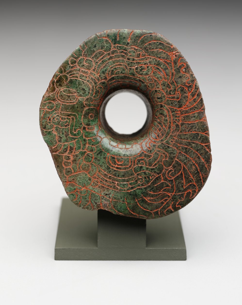 Orecchino con immagine incisa della Divinità Principale degli Uccelli, c.300-500 da Mayan Mayan
