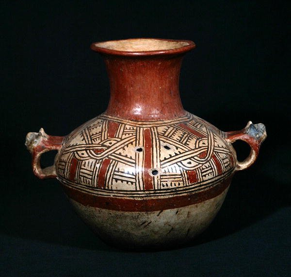Urna funeraria con fori da Utatlan (Cumarcaaj), Quiche, Guatemala, America Centrale, Periodo Postclassico da Mayan Mayan