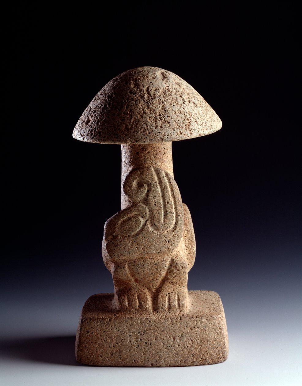 Arte precolombiana, civiltà Maya, periodo preclassico: scultura in basalto a forma di fungo con la rappresentazione di un serpente stilizzato. Da Kaminaljuyu, Guatemala. Guatemala, Museo Nazionale di Archeologia e Etnologia da Mayan Mayan