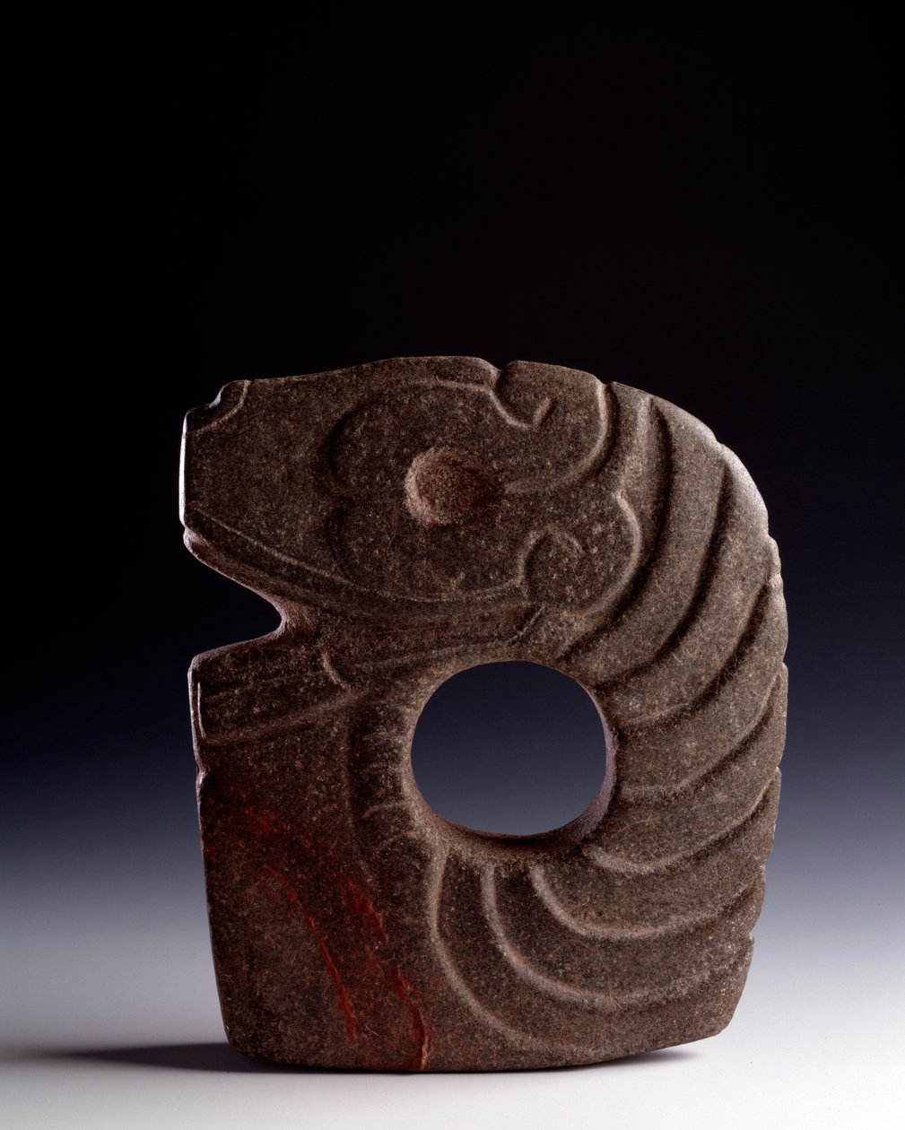 Arte precolombiana, civiltà Maya, periodo classico: ascia zoomorfa in pietra scolpita che rappresenta un serpente stilizzato. Da Bolivia, Escuintla, Guatemala da Mayan Mayan