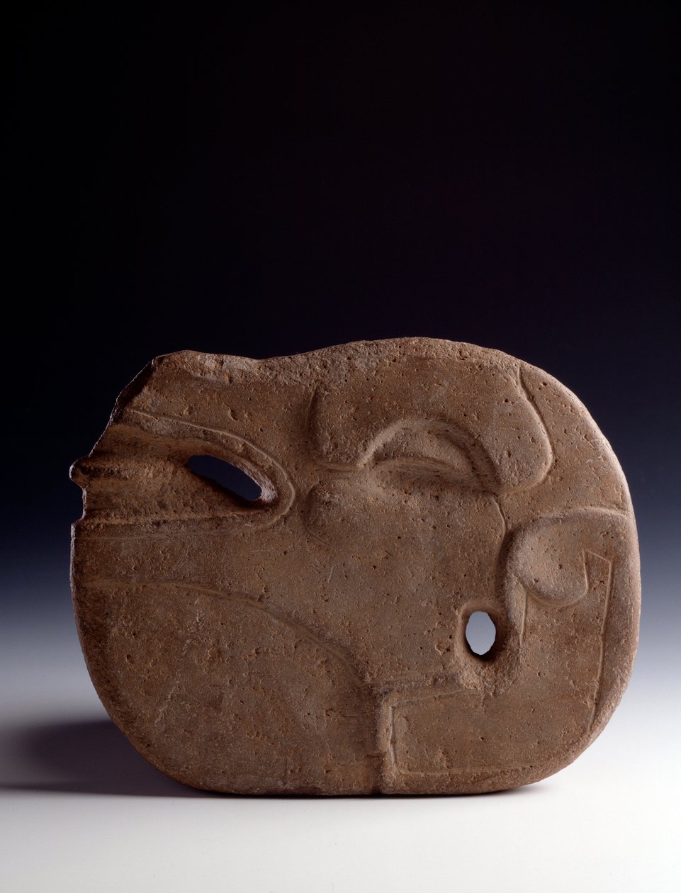 Arte precolombiana, civiltà Maya, periodo classico: ascia zoomorfa in pietra scolpita che rappresenta la testa di un cervo da Mayan Mayan