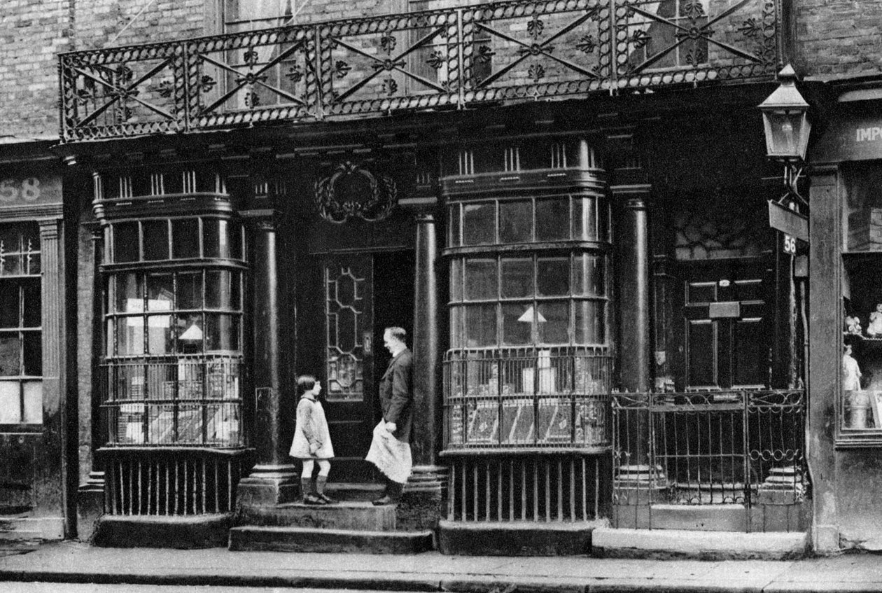 Una vetrina, Artillery Lane, vicino a Bishopsgate, Londra, 1926-1927 da McLeish