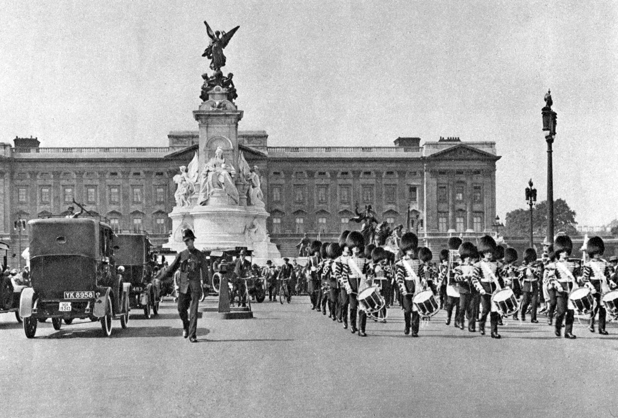 Cambio della guardia, Buckingham Palace, Londra, 1926-1927 da McLeish