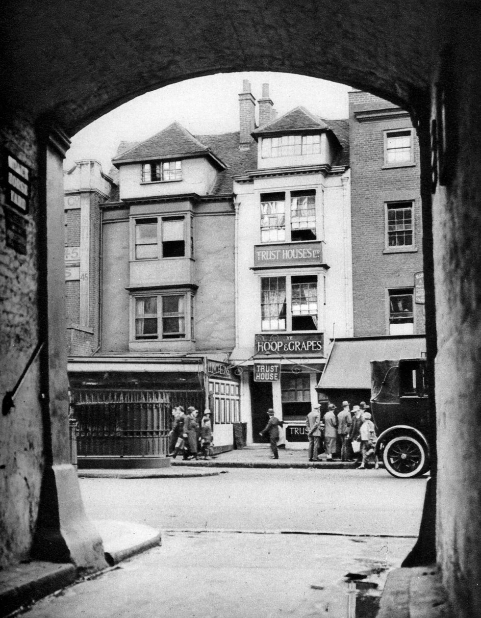 Vecchia casa e una taverna sopravvissute ad Aldgate, Londra da McLeish