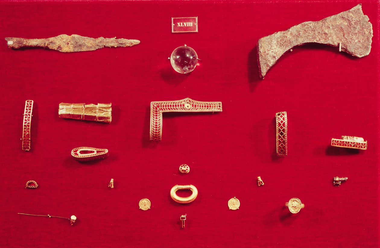 Selezione di gioielli e armi dal Tesoro di Childeric (oro e granato) da Merovingian