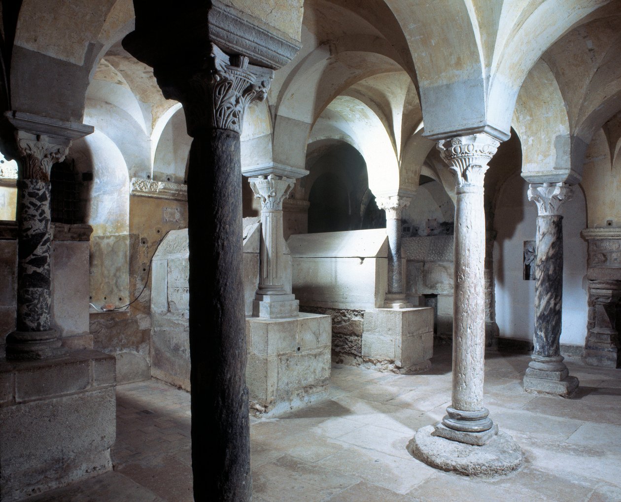 Arte merovingia: vista della cripta dell