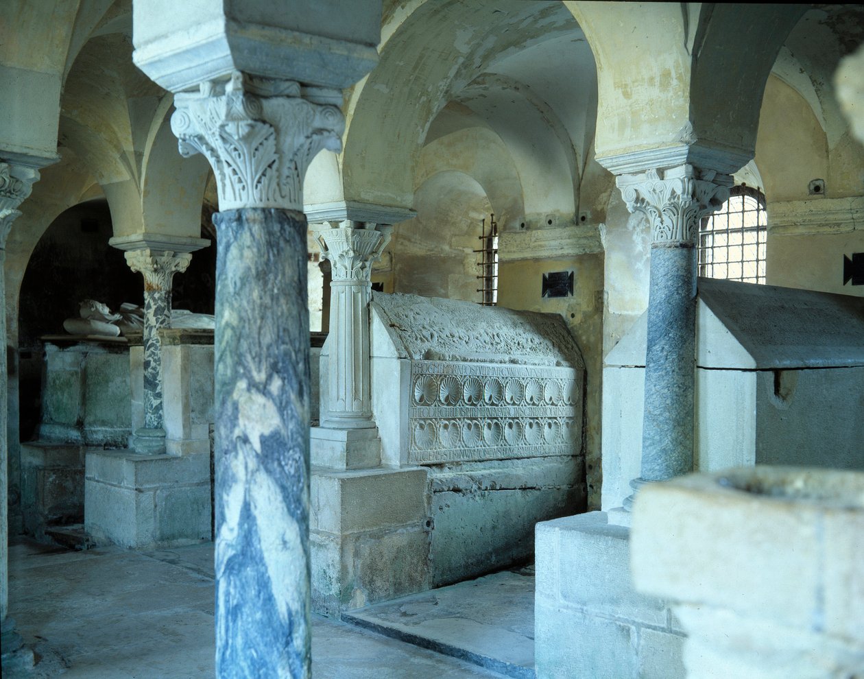 Arte merovingia: vista della cripta dell