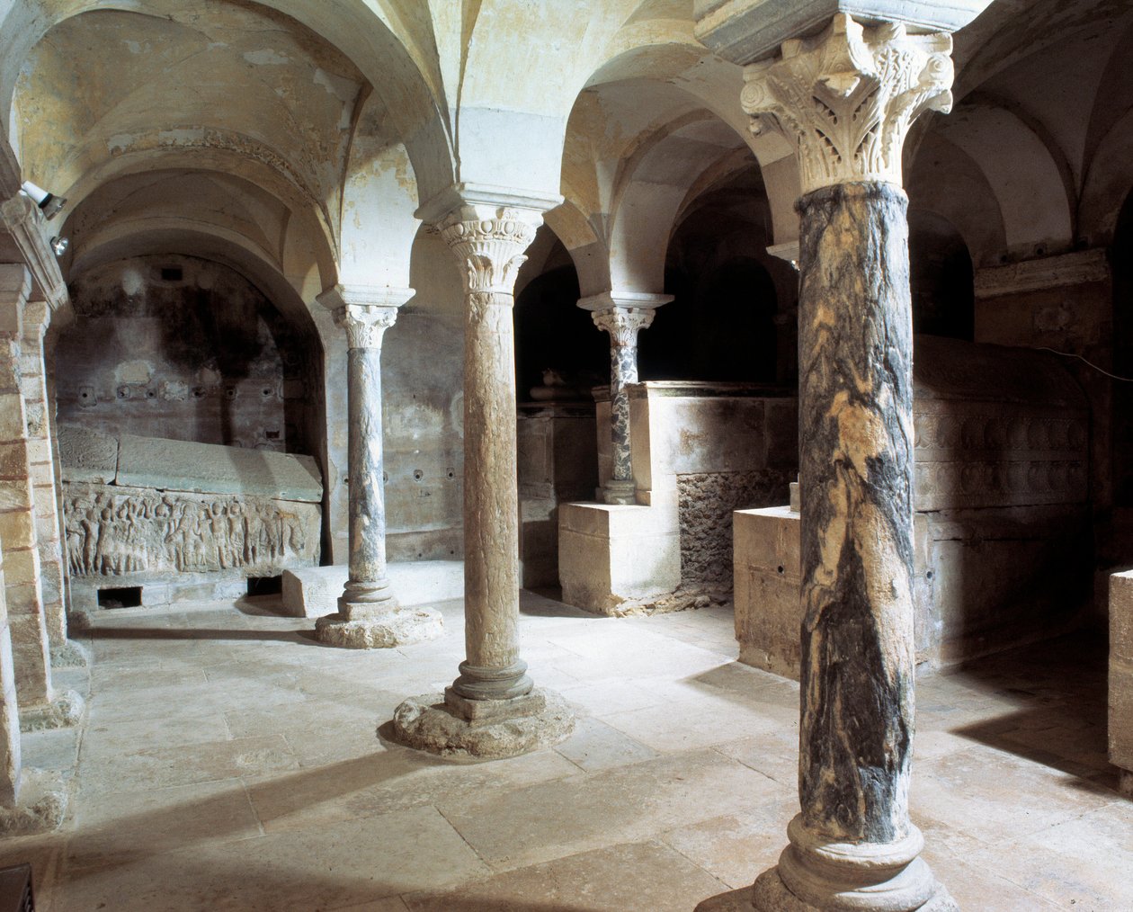 Arte merovingia: vista della cripta dell