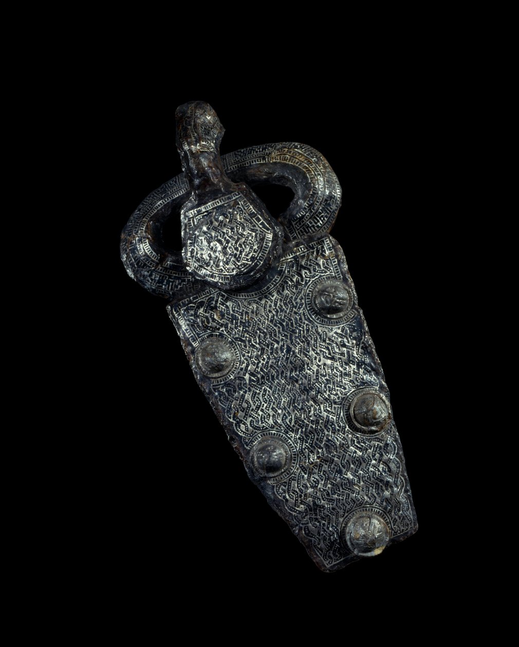 Arte merovingia: placca di fibbia di cintura in ferro damascato d
