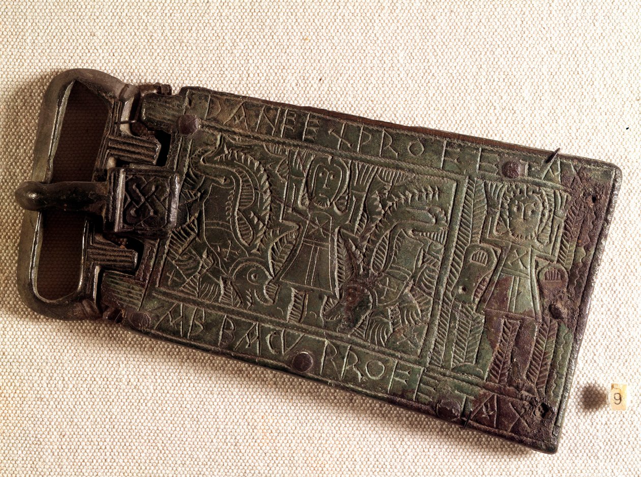 Arte merovingia: fibbia di cintura in bronzo del regno burgundo (popolo barbarico) raffigurante Daniele nella fossa dei leoni. 550-626. Da Franche-Comté. Museo Nazionale di Archeologia, Saint Germain en Laye da Merovingian Merovingian