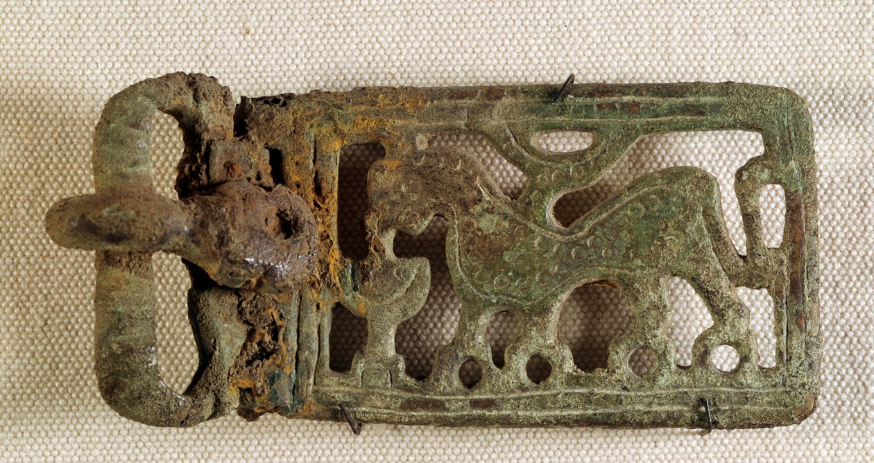 Arte merovingia: fibbia di cintura rappresentante un animale fantastico. Gallia VI secolo. Museo Nazionale di Archeologia di Saint Germain en Laye da Merovingian Merovingian