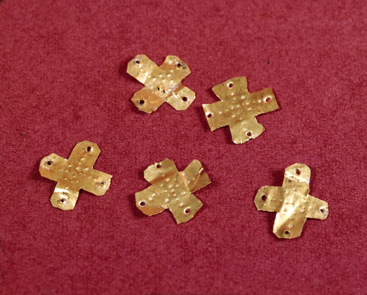 Arte merovingia: piccole croci in oro. VI secolo. Museo di Archeologia Nazionale di Saint Germain en Laye da Merovingian Merovingian