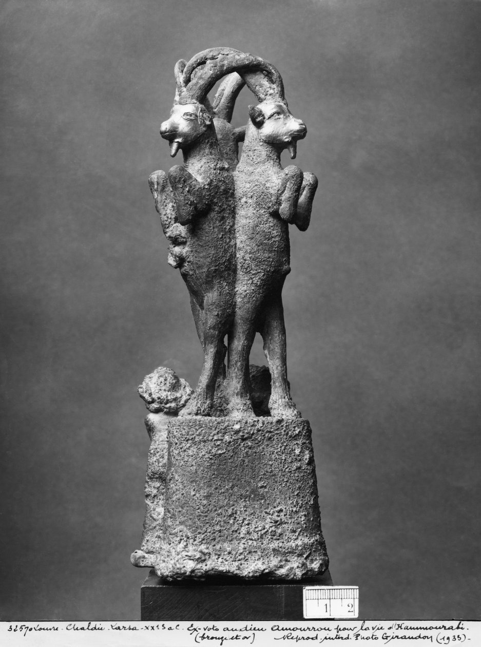 Supporto per coppa composto da tre stambecchi, vista posteriore, c.1750 a.C. da Mesopotamian