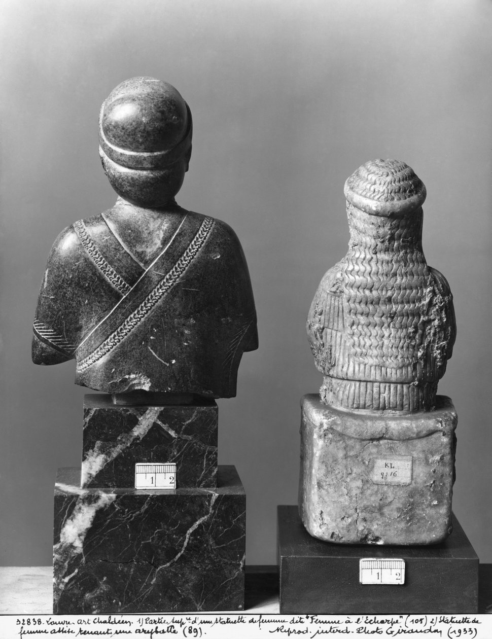Donna con scialle, donna che tiene un aryballos, vista posteriore, Neo-Sumerica, da Telloh, antica Girsu, c.2150 a.C. da Mesopotamian