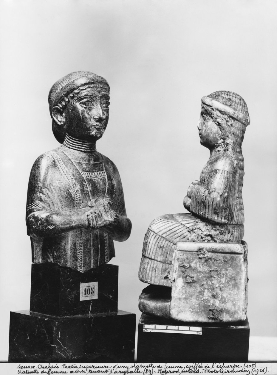 Donna con lo scialle, donna che tiene un aryballos, vista di profilo, Neo-Sumerica, da Telloh, antica Girsu, c.2150 a.C. da Mesopotamian