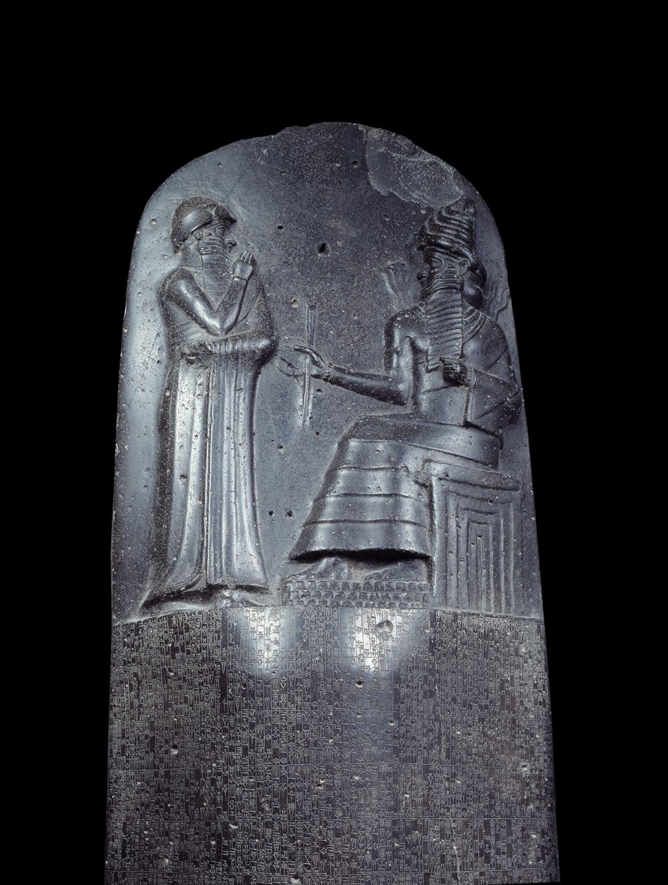 Stele in diorite del Codice di Hammurabi. È coperta di iscrizioni cuneiformi e in cima il re Hammurabi si trova davanti al dio sole della Mesopotamia, Shamash, divinità della Giustizia da Mesopotamian
