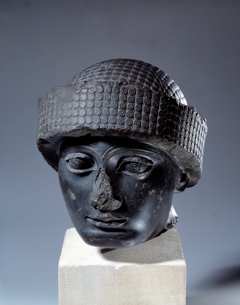 Mesopotamia: testa in diorite senza iscrizione di Gudea, governatore della città di Lagash. Circa 2120 a.C. Periodo neo-sumerico (ca. 2150-2000 a.C.) da Mesopotamian Mesopotamian