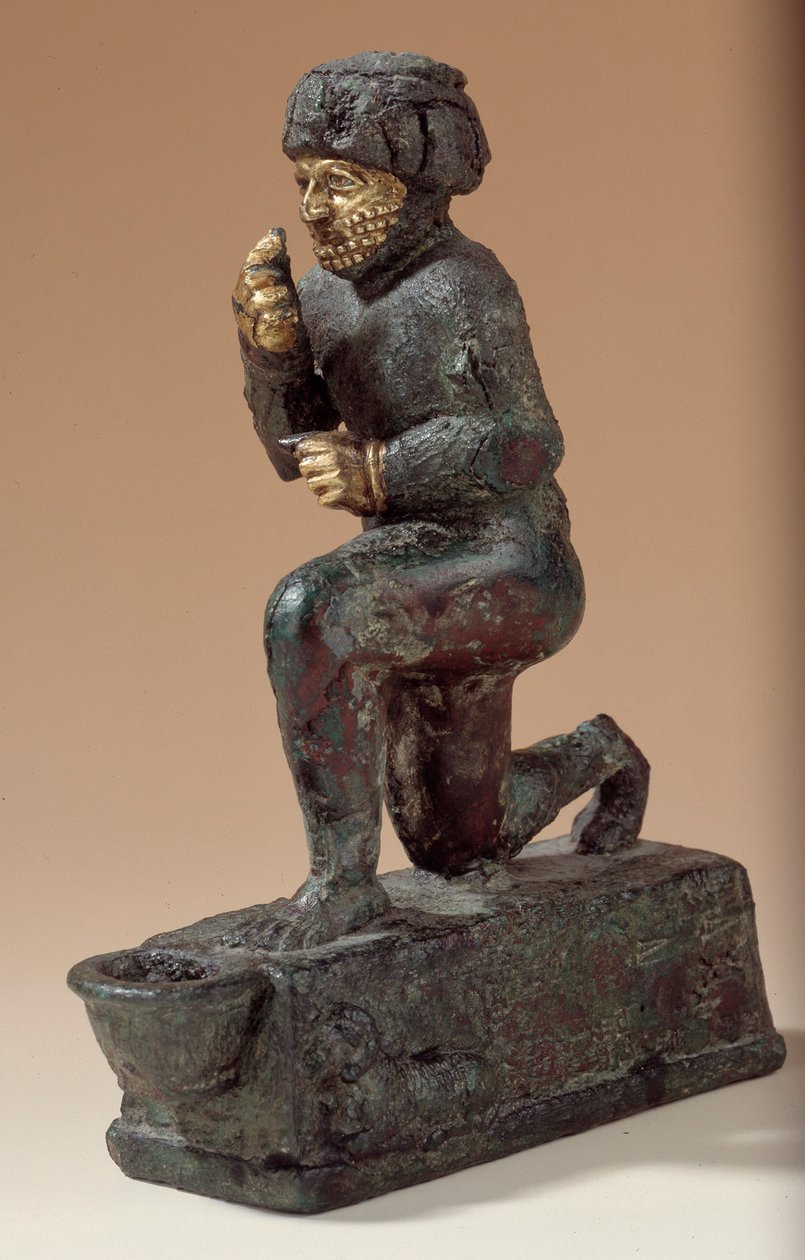Statuetta in argento, bronzo e oro di adoratore inginocchiato, ex-voto dedicato al dio Amurru per la vita di Hammurabi. 1800 a.C. Dal sito di Larsa da Mesopotamian Mesopotamian