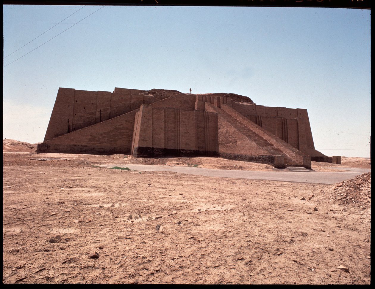 Vista della ricostruita ziggurat, 2050 a.C. da Mesopotamian Mesopotamian