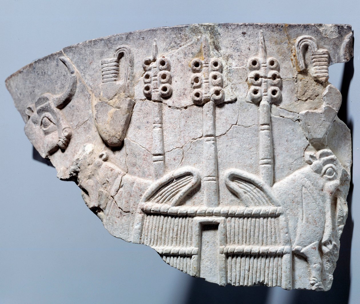 Mesopotamia: scena di stalla in rilievo su un frammento di vaso scolpito nello stile di Uruk. Regione Sumer. 3300 a.C. Parigi, Museo del Louvre da Mesopotamian School