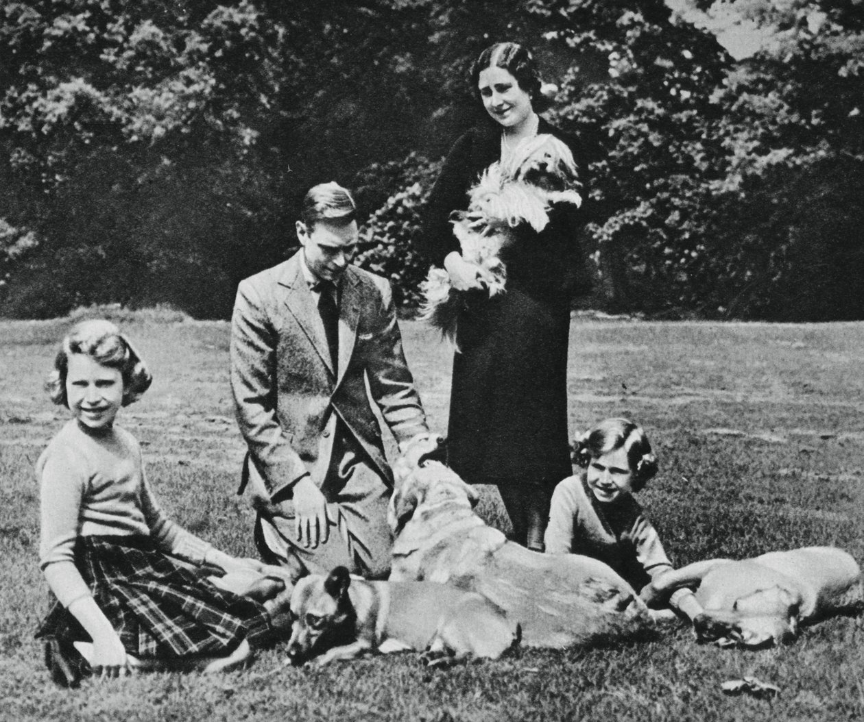 Famiglia reale come gruppo felice di amanti dei cani, 1937 da Michael Chance