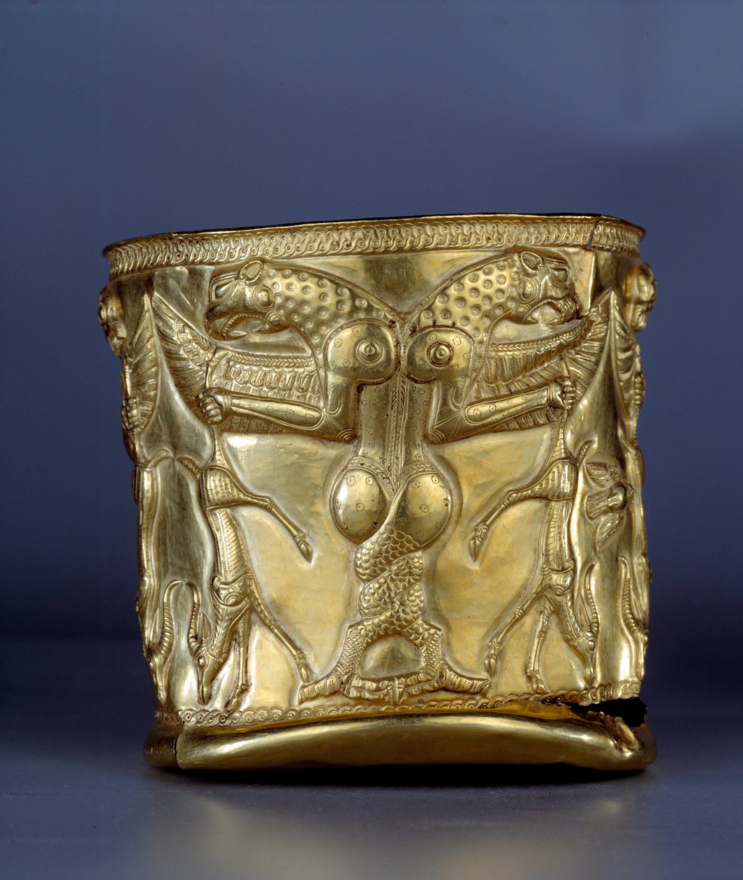 Arte orientale antica: Coppa in elettro rappresentante un mostro con artigli intrecciati, circa 1200 a.C. Dal nord dell