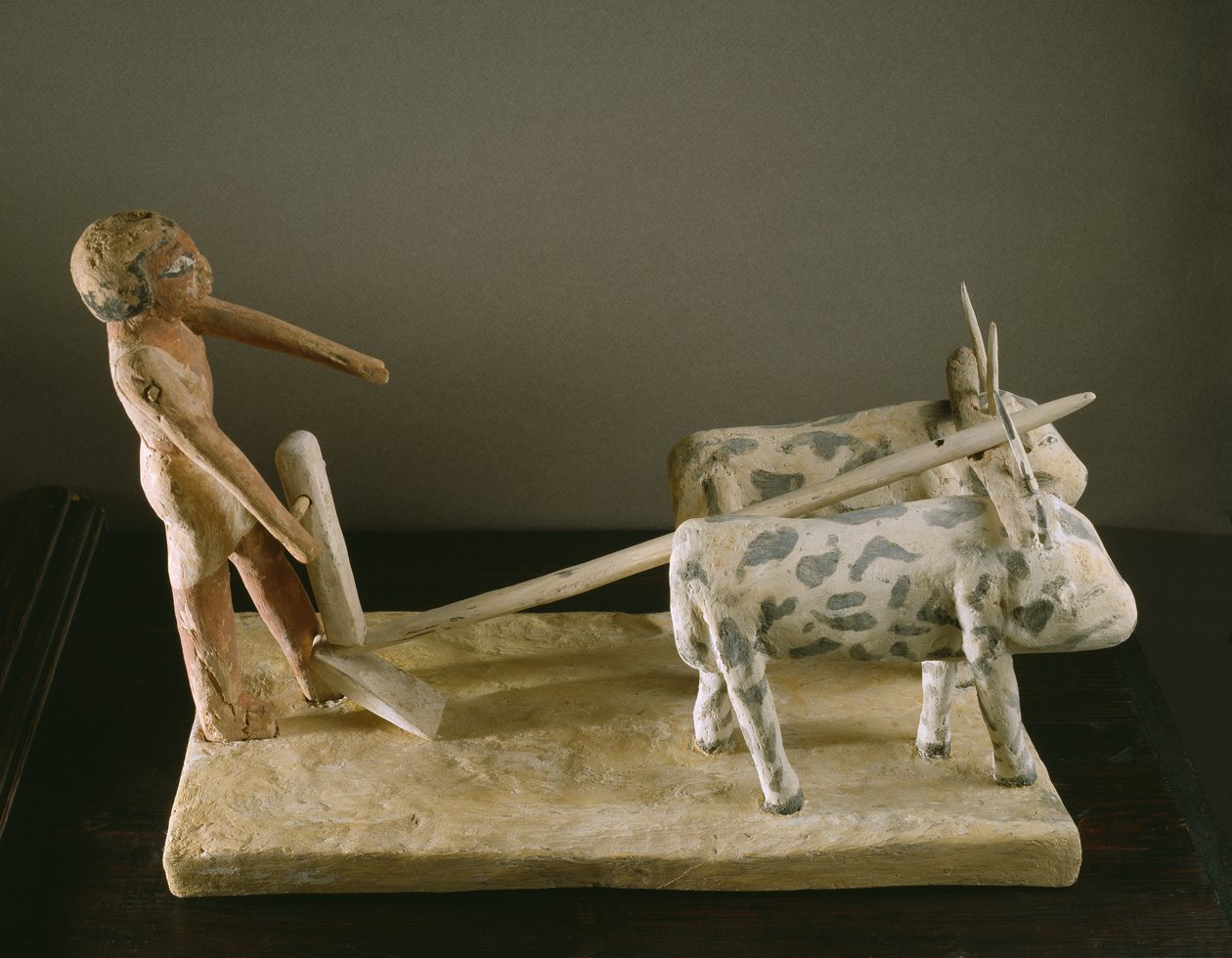 Modello funerario di un contadino che guida il suo aratro trainato da due buoi da Middle Kingdom Egyptian