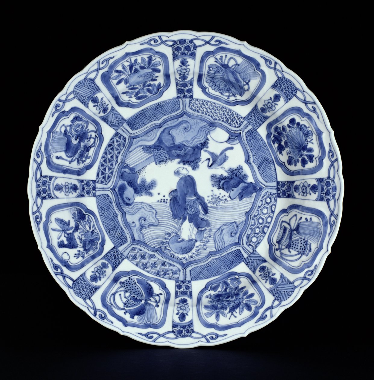 Piatto kraak blu e bianco dipinto con Li Tiegvai che attraversa il mare su una doppia zucca, periodo Wanli, 1594-1610 (porcellana) da Ming Dynasty Chinese School