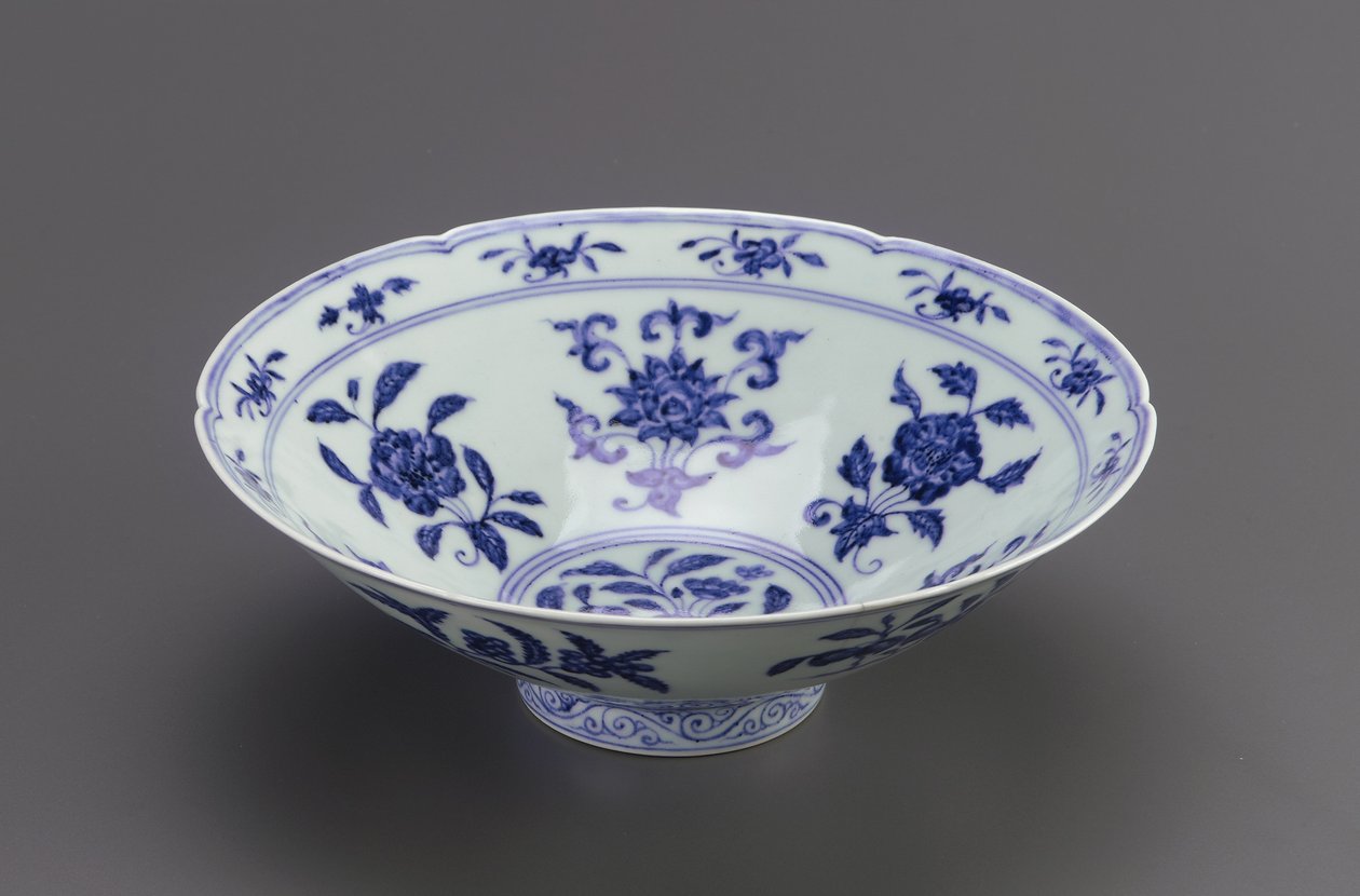 Ciotola con lati conici e bordo foliato, Jingdezhen, provincia di Jiangxi, 1426-35 da Ming Dynasty Chinese School