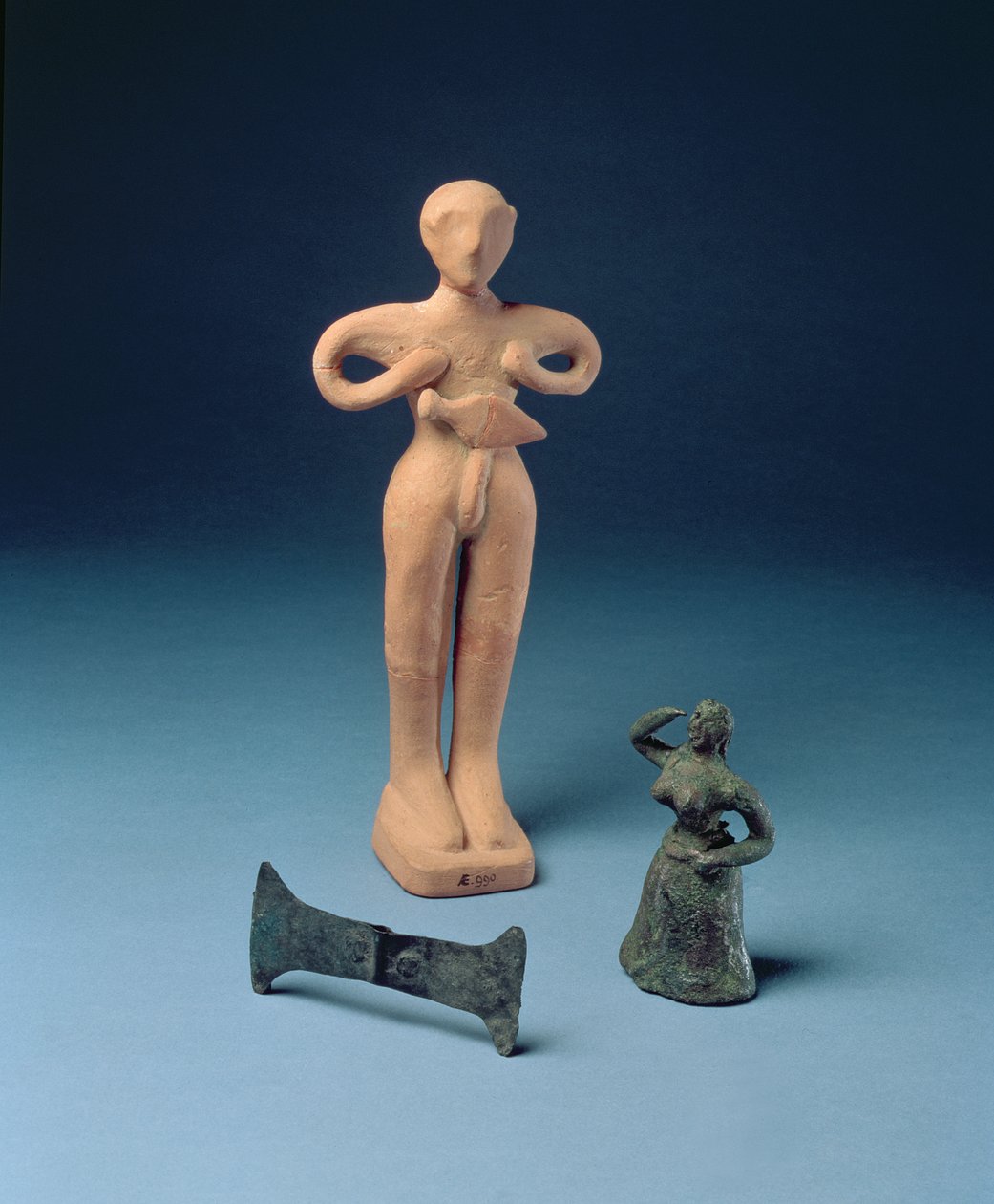 Doppia ascia e due figurine da Cnosso, tardo minoico, c.1500 a.C. da Minoan