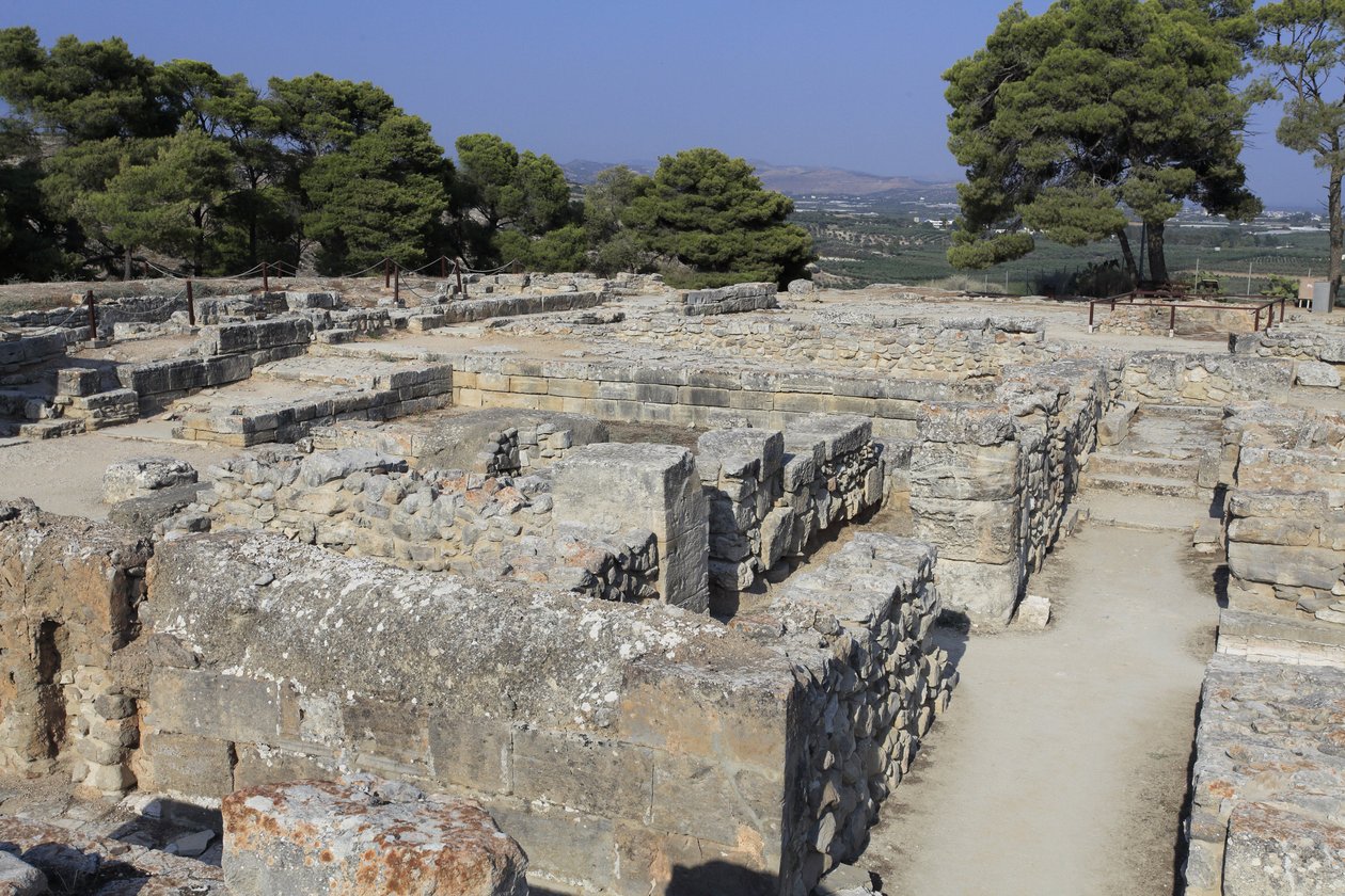 Sito archeologico minoico di Festo. Complesso nord-est. Complesso di quattro stanze direttamente adiacenti al vecchio palazzo. Queste stanze venivano utilizzate per conservare preziosi vasi rituali. Il famoso 