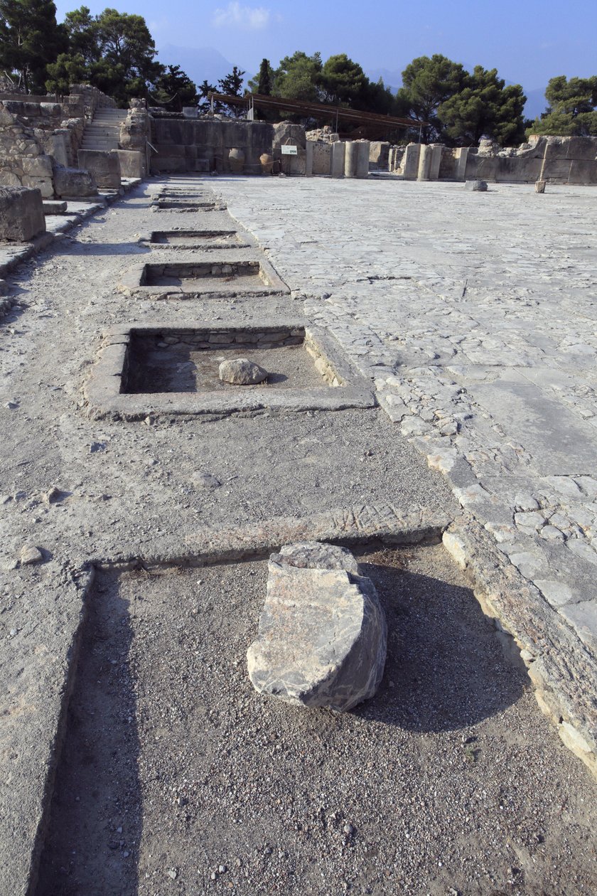 Sito archeologico minoico di Festo. Vista generale del cortile centrale dalle cappelle dell