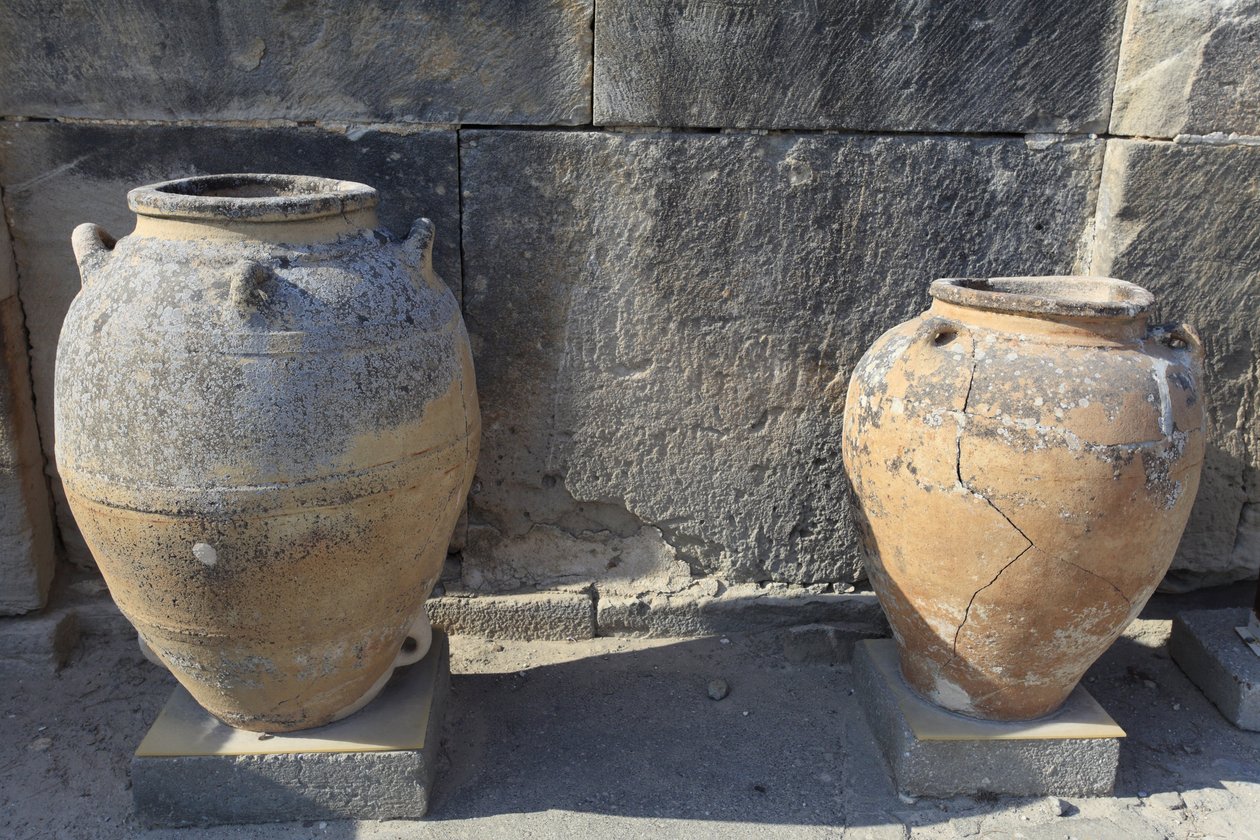 Sito archeologico minoico di Festo. Grandi pithoi (vasi di stoccaggio), trovati presso il cortile centrale. Creta da Minoan