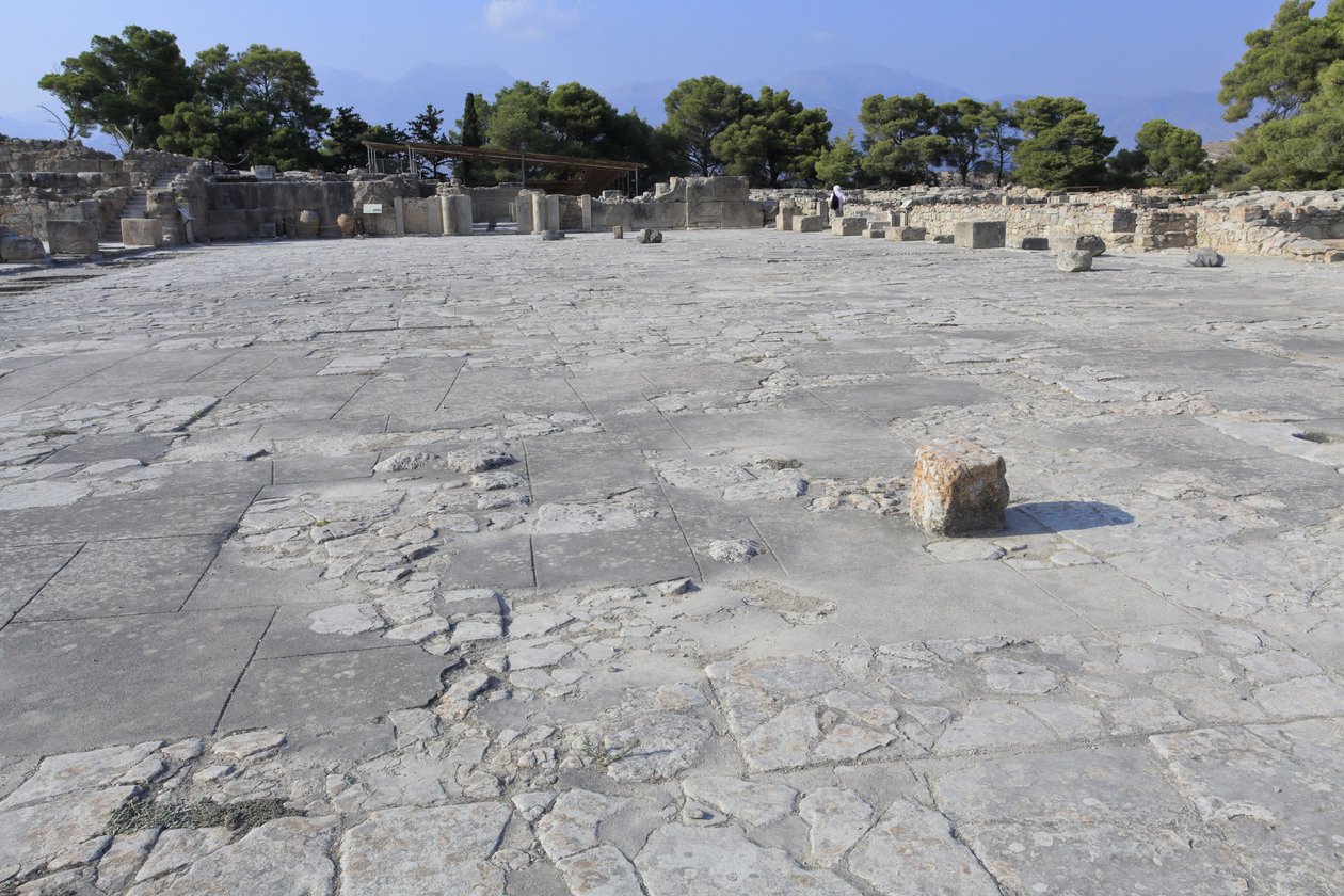 Sito archeologico minoico di Festo. Il cortile centrale, un elemento architettonico di base del palazzo minoico. È un nucleo attorno al quale sono disposte le diverse ali. Questo cortile centrale è stato costruito al tempo del vecchio palazzo (1900-1700 a. da Minoan