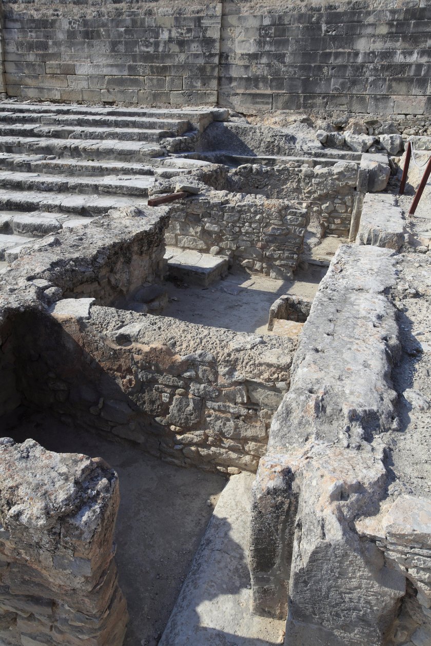 Sito archeologico minoico di Festo. Il santuario tripartito. Questo complesso di stanze davanti al palazzo era un piccolo santuario. Festo, Creta da Minoan