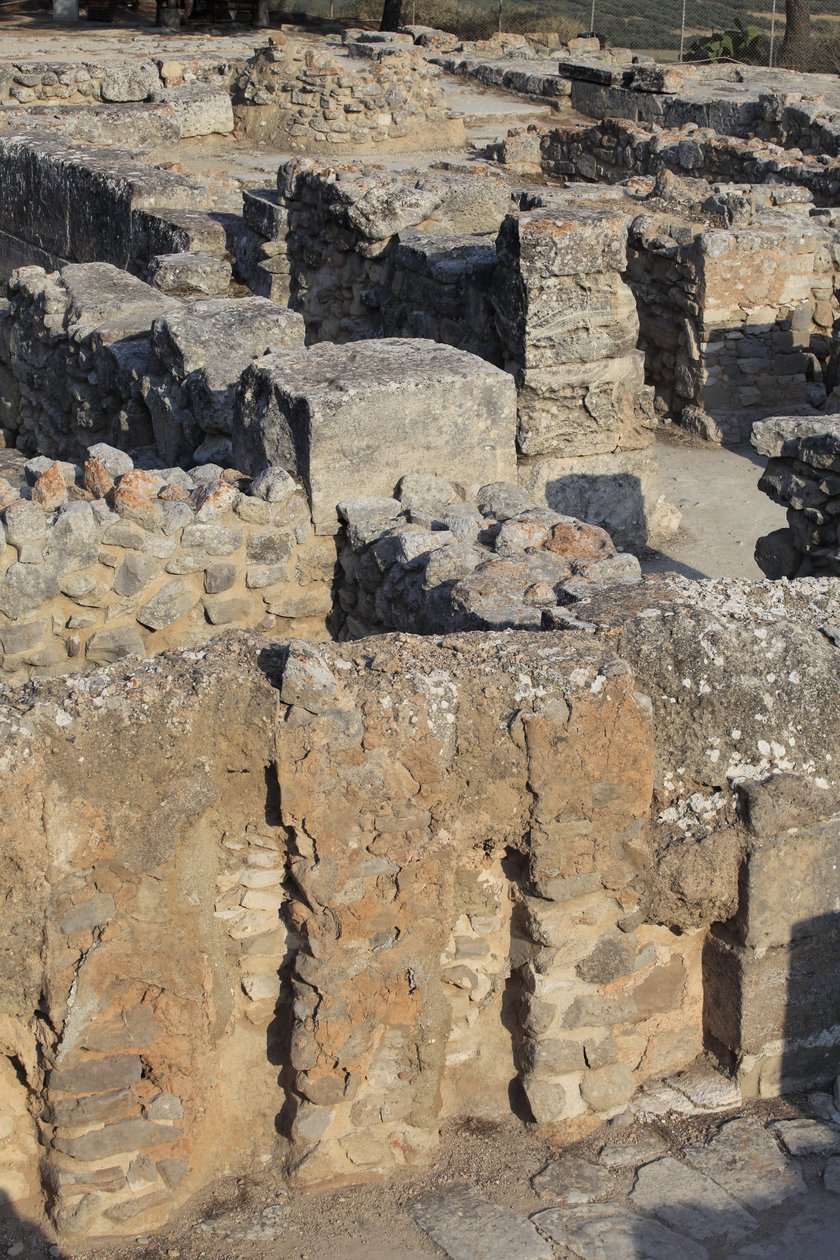 Sito archeologico minoico di Festo. Vista sul Complesso Nord Est. Complesso di quattro stanze adiacenti direttamente al vecchio palazzo. Queste stanze erano utilizzate per conservare preziosi vasi rituali. Qui è stato trovato il famoso 