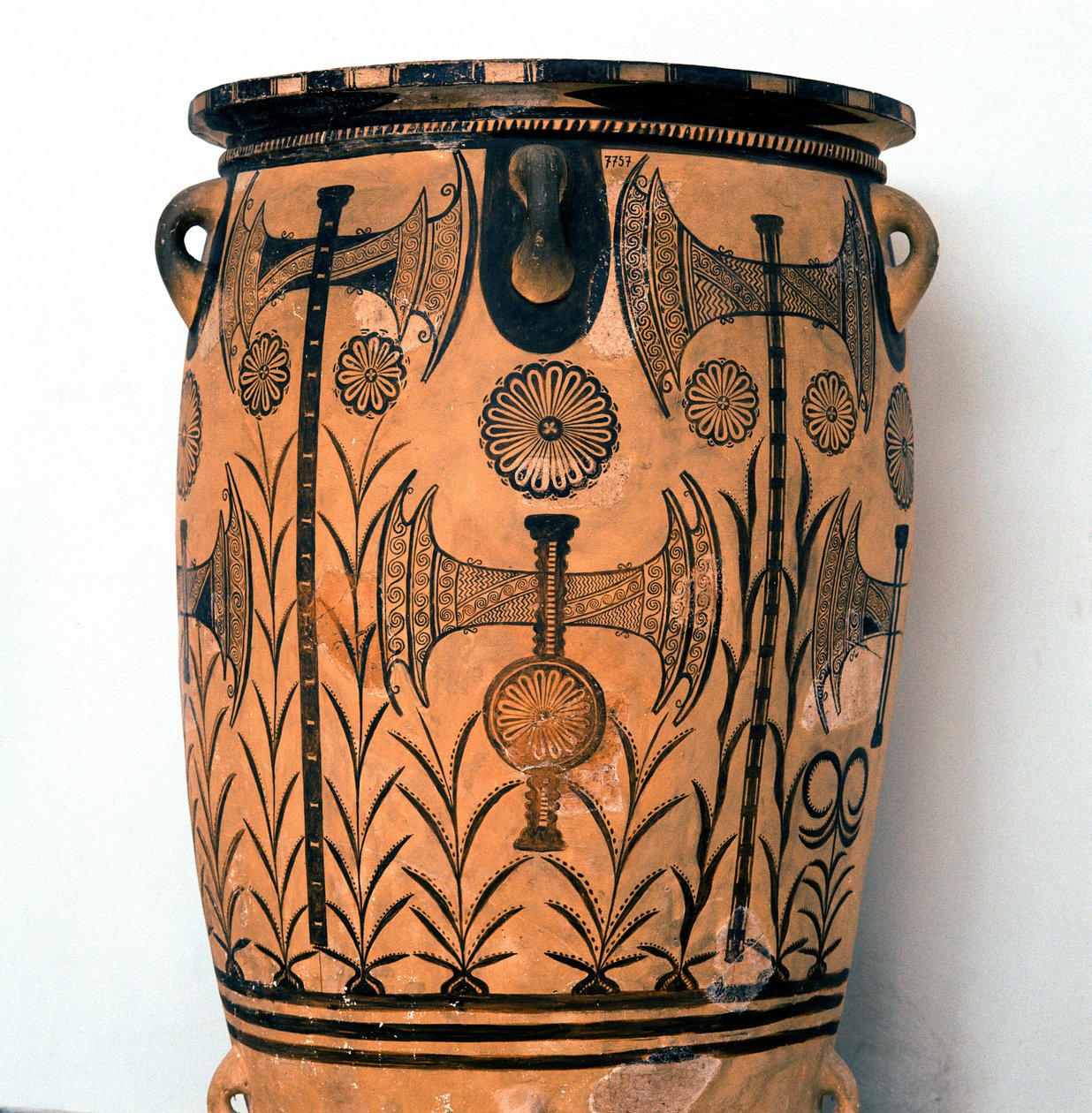 Arte minoica: vaso in terracotta del periodo neopalaziale decorato con simboli delle divinità e rappresentazioni del cielo e della terra, nonché la doppia ascia, simbolo della civiltà cretese. Da Cnosso Heraklion, Museo Archeologico Creta da Minoan