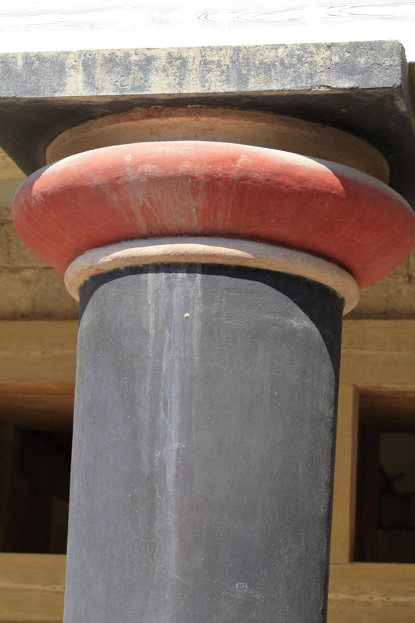 Sito archeologico minoico di Cnosso. Dettaglio di una colonna della Sala delle doppie asce e del megaron della regina del palazzo del re Minosse. Cnosso, Creta da Minoan