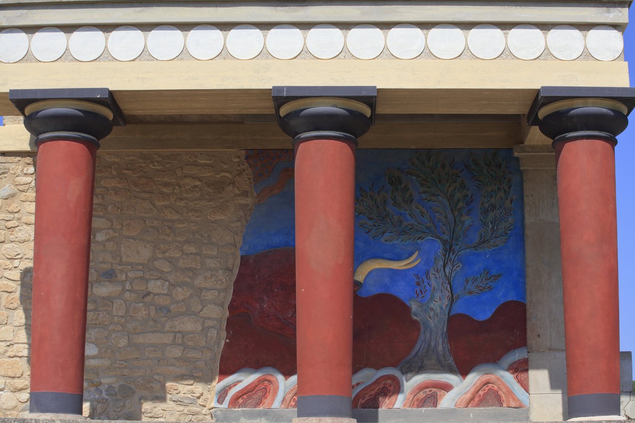 Sito archeologico minoico di Cnosso. Ingresso nord, Sala del pilastro nord. Bastione ricostruito da Arthur Evans con una copia di un affresco in rilievo restaurato di un toro. Cnosso, Creta. da Minoan