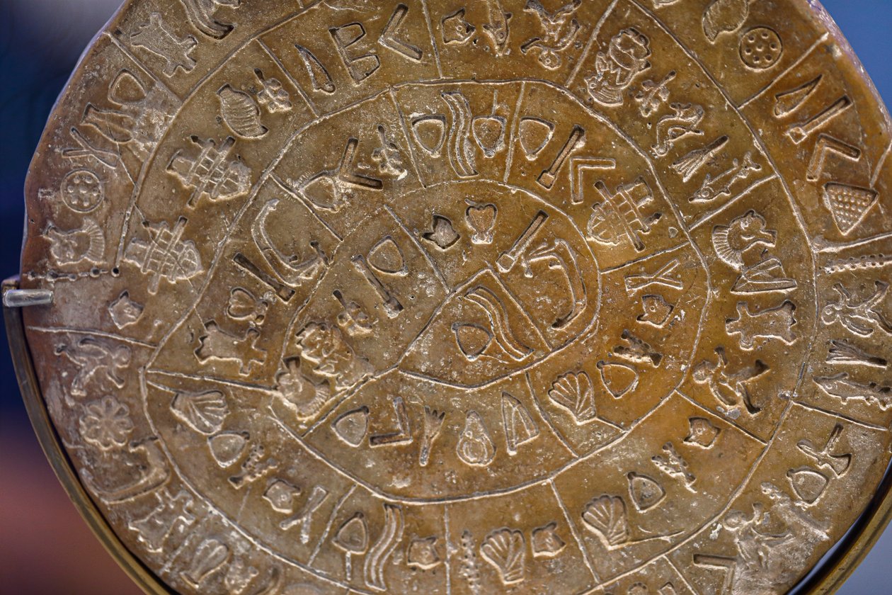 Disco di Festo. Segni simbolici disposti a spirale (lato A), inizi del XVII secolo a.C. da Minoan
