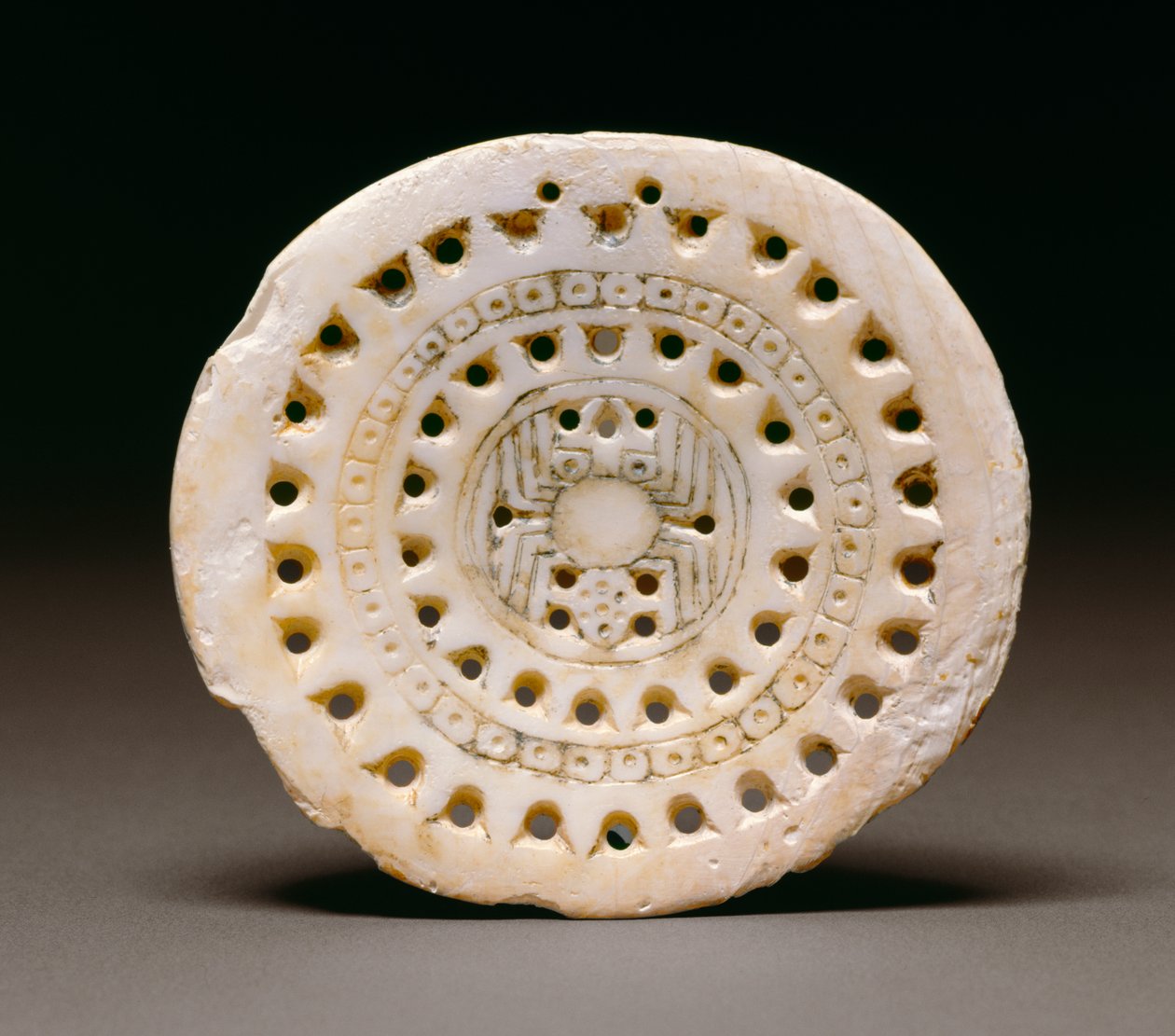 Gorgetto con motivo di ragno, Dallas, 1300-1500 da Mississippian culture