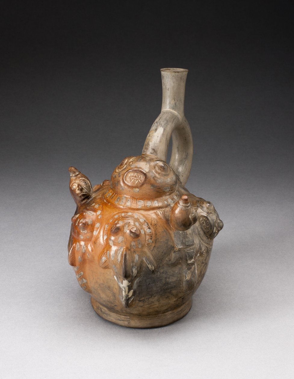 Vaso con beccuccio a staffa con rilievo che raffigura una scena di pesca, 100 a.C.-500 d.C. da Moche