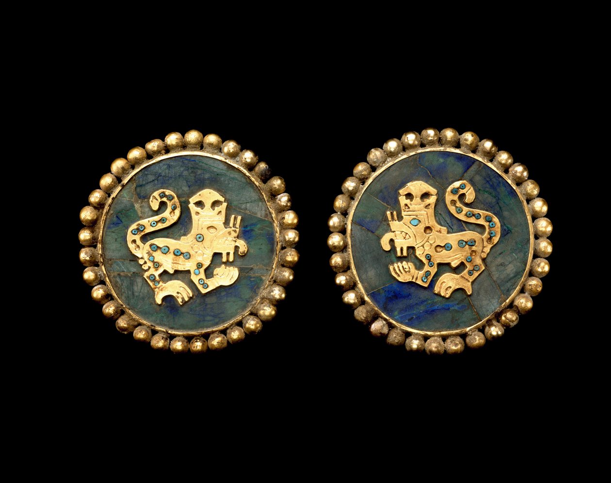 Coppia di ornamenti per orecchie raffiguranti felini soprannaturali da Moche Moche